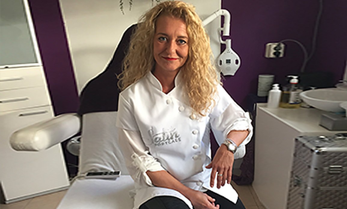 Thea van Maas in haar behandelkamer aan de Twentestraat in Heemskerk